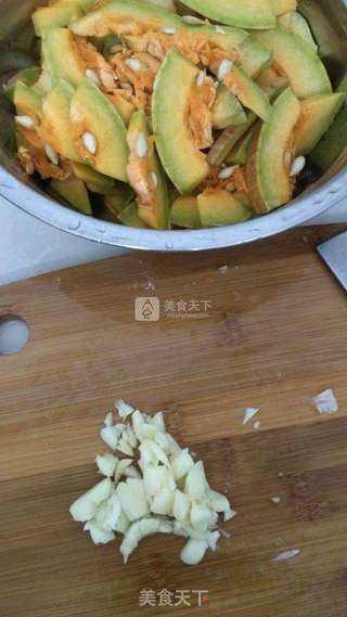 南瓜焖炒虾仁的做法步骤:2