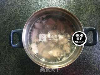 养颜瘦身的白萝卜排骨汤的做法步骤:2