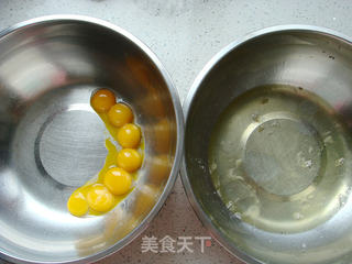 草莓戚风蛋卷的做法步骤:2