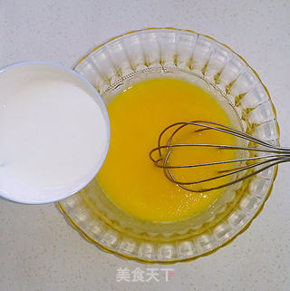 适合烘焙新手的基础戚风的做法步骤:5