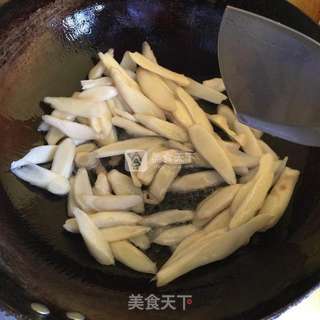 嫩姜炒肉的做法步骤：3