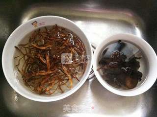 黄花菜木耳咸骨汤的做法步骤:2