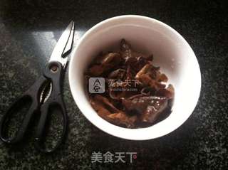 黄花菜木耳咸骨汤的做法步骤:4