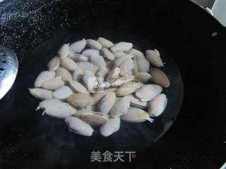 姜葱炒花甲的做法步骤:2