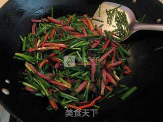 腊肉红椒炒韭菜的做法步骤:8