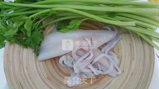 芹菜炒鱿鱼的做法步骤:2