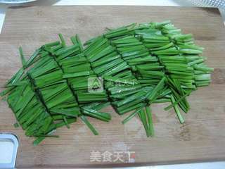腊肉红椒炒韭菜的做法步骤:2