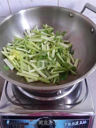 芹菜红椒炒肉片的做法步骤:5