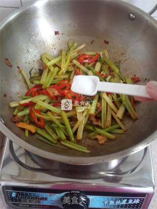 芹菜红椒炒肉片的做法步骤:8