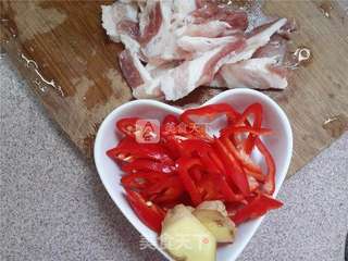 芹菜红椒炒肉片的做法步骤:2