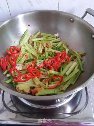 芹菜红椒炒肉片的做法步骤:7