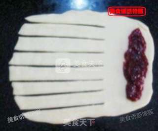 毛毛虫苹果酱面包的做法步骤:5