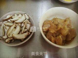 奶香牛油果酱鸡肉意面的做法步骤:2