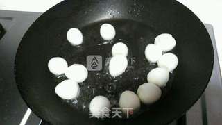 五彩虎皮鹌鹑蛋的做法步骤：1