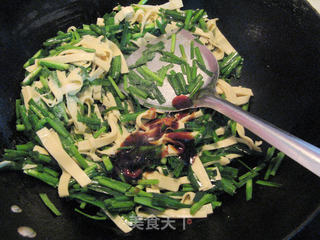 韭菜炒豆皮的做法步骤:7