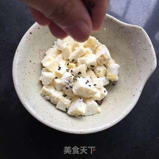 饭遭殃~麻油咸蛋白的做法步骤:4