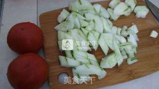 西红柿黄瓜炒年糕的做法步骤：1