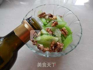 西芹核桃沙拉的做法步骤:5