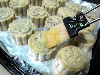 广式蛋黄月饼的做法步骤:13