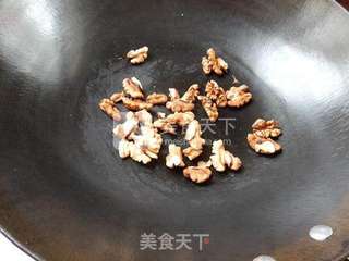 西芹核桃沙拉的做法步骤:2