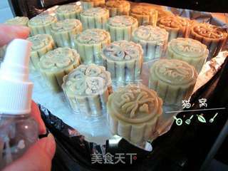 广式蛋黄月饼的做法步骤:12