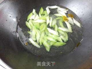 西芹核桃沙拉的做法步骤:4