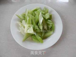 西芹核桃沙拉的做法步骤:3