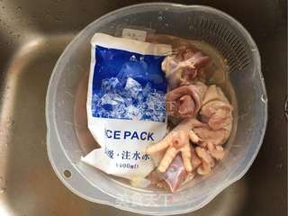 莲子竹荪土鸡汤的做法步骤:2