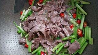 小炒牛肉的做法步骤：9