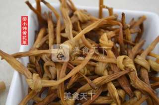 黄花菜土豆胡萝卜煲排骨汤的做法步骤:2