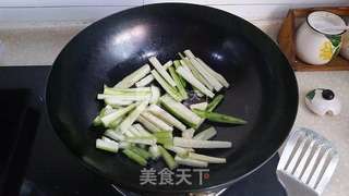 丝瓜鸡蛋蝴蝶面的做法步骤:7