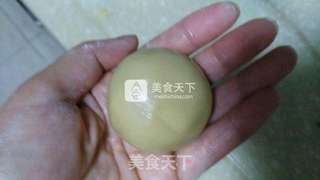 豆沙蛋黄月饼的做法步骤：9