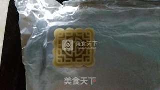 豆沙蛋黄月饼的做法步骤：11