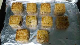 豆沙蛋黄月饼的做法步骤：14