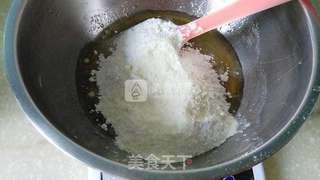 豆沙蛋黄月饼的做法步骤：2