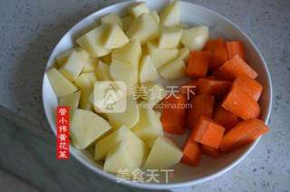 黄花菜土豆胡萝卜煲排骨汤的做法步骤:3