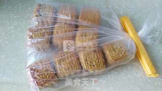 豆沙蛋黄月饼的做法步骤：15