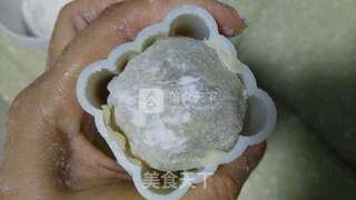 豆沙蛋黄月饼的做法步骤：10