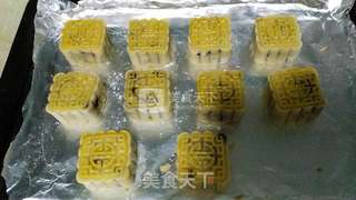 豆沙蛋黄月饼的做法步骤：13