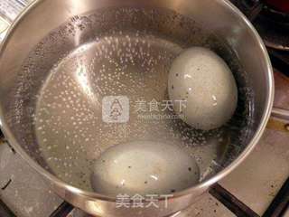 豆豉秋葵炒皮蛋的做法步骤：1