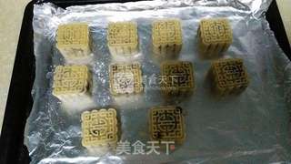 豆沙蛋黄月饼的做法步骤:12