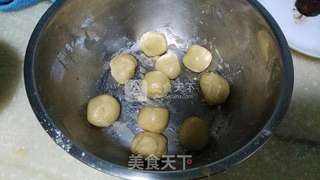 豆沙蛋黄月饼的做法步骤：7