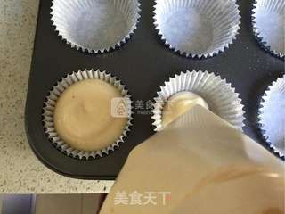 奶油裱花纸杯蛋糕的做法步骤:10