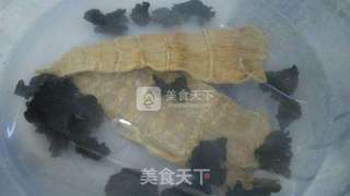 干笋木耳焖五花肉的做法步骤:2