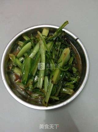 罐头鱼炒苦麦的做法步骤:5