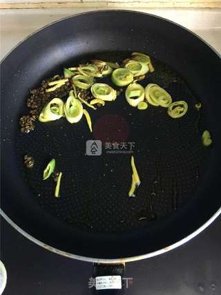 麻辣豉香无骨鸡爪的做法步骤:2