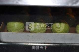 抹茶蛋黄酥的做法步骤:17