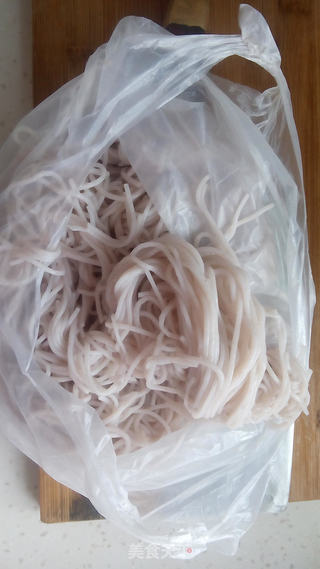 汆肉笋片米线的做法步骤:4