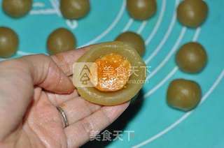 抹茶蛋黄酥的做法步骤:7