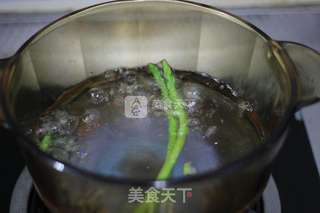 芦笋鸡蛋卷棒棒糖的做法步骤:4